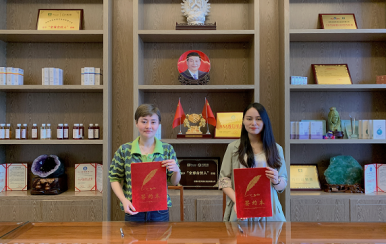 祝賀江西撫州市潘女士成功簽約翌芙萊加盟商！