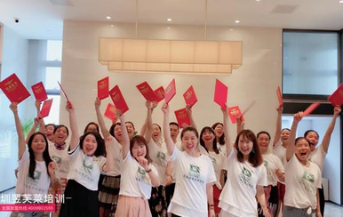 淚聚是緣。愛心成就翌芙萊，我們圓滿畢業(yè)啦！